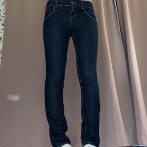Mörkblå lågmidjade bootcut jeans vero moda - Mörkblå lågmidjade jeans från Vero Moda med lite bootcut. Fint skick. Storlek 36. Frakt tillkommer<3