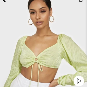 Crop top - Långärmad crop-top från märket Motel Använd 1 gång 