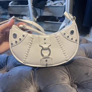 Vit väska! - As ball vit väska ifrån Newyorker! Använd max 3 ggr, så i nyskick. Fler bilder kan skickas🥰 
