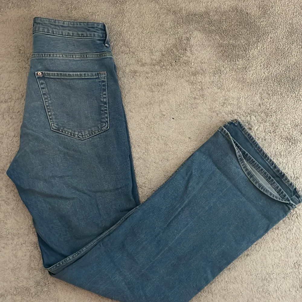 Bootcut jeans från h&m. Använda ett par gånger, lite smutsiga längst ner eftersom att de är för långa för mig. Högmidjade jeans i storlek 38 (M). Jeans & Byxor.