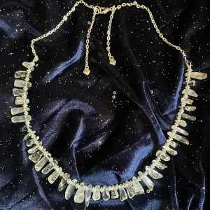 Halsband med bergskristaller