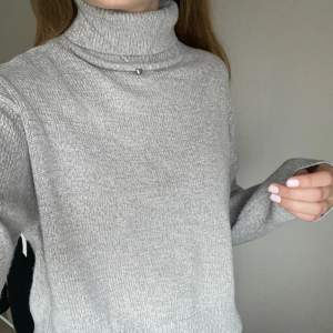 Säljer denna stickade tröjan från hm eftersom att den är för liten. Den äri bra skick och har används ett fåtal gånger.💕