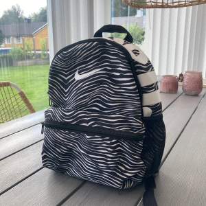 Fin, lite mindre ryggsäck från Nike med zebra mönster!🖤🤍 Använd ett fåtalgånger & de ända defekterna är svarta prickar på texten (se bild) 