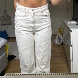 säljer dessa vita högmidjade jeans från hm i strl 38. lite smutsiga.