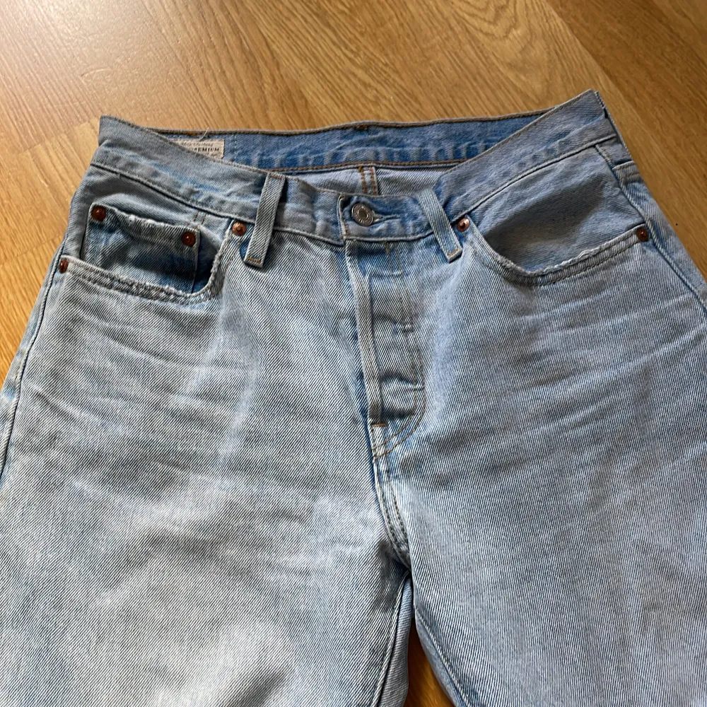Säljer dessa Levi’s jeans i storlek (står inte på jeansen men om jag kommer ihåg rätt) W27 L30. Är i princip oanvända(:. Jeans & Byxor.