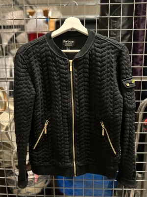 Barbour - Säljer en äkta och jätte fin kofta/sommar jacka.  Har själv använt den som jacka.  Inget kvitto finns, därav priset. 