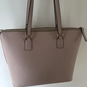 Rosa väska - Säljer en jättefin rosa väska köpt från gekås Ullared. Den är använd och har några slitningar men den går att använda helt perfekt, superfin ljusrosa färg.🩷