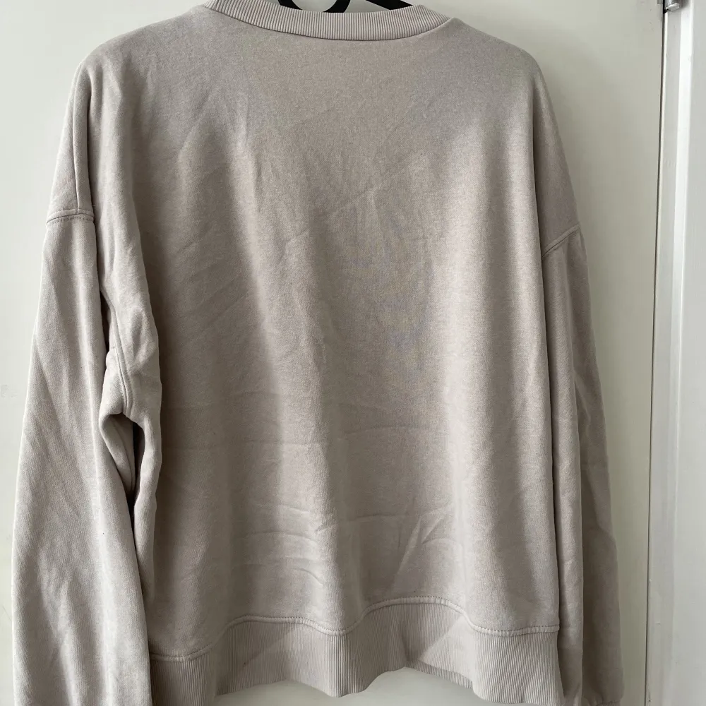 Super skön beige sweatshirt i storlek S från H&M🤍 Använd fåtal gånger men annars bra skick🤍. Hoodies.