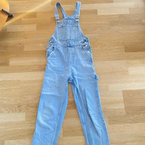 Hängselbyxor  - Hängselbyxor från monki i storlek xxs men passar xs💞