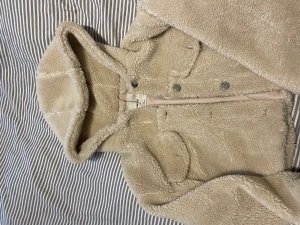 Mysig höst jacka från pull & bear - En mysig höst jacka jag använt under en höst, mycket fin. Den är i storlek M. Säljer den för 250kr