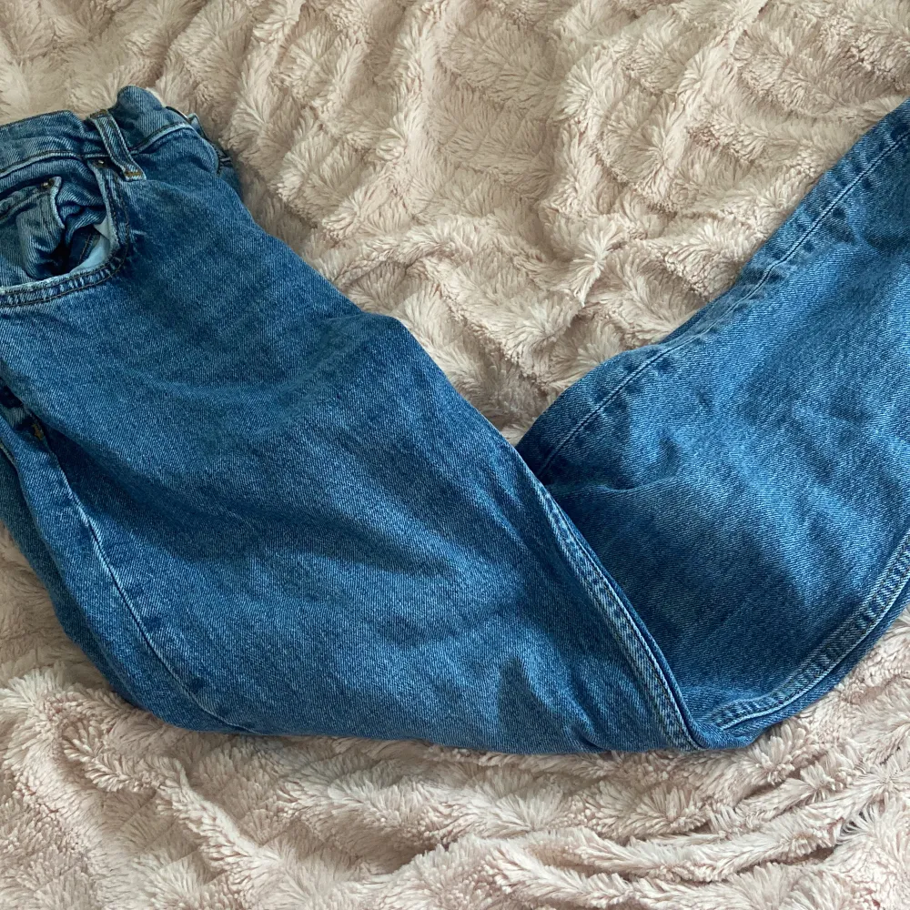 Mid waist jeans från zara säljes . Jeans & Byxor.