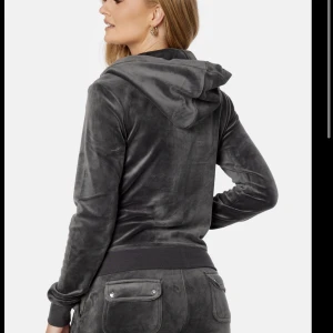 Juicy tröja - Säljer denna jättefina juicy tröja i färgen topp hat💞 säljer då den inte längre kommer till användning, inga defekter💞 skriv för fler elr egna bilder elr bara frågor💞 strl S men skulle säga att den passar xs o M oxå💞