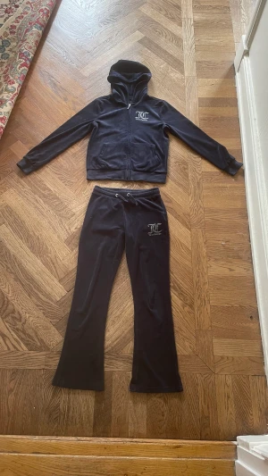 Juicy set - Säljer mitt marinblå Juicy couture set. I storlek 10-11. Skulle säga att det passar större. Har klippt bort lappen i nacken då den kliade.❤️