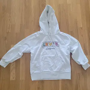 Fin hoodie från Levis, använd fåtal gånger och är i bra skick. Den är i storlek xs.💕