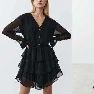 Fin klänning - Säljer denna fina klänningen från Gina tricot, då den aldrig kom till användning. Den är använd 1 gång så därför i väldigt fint skick. Säljer den för 150kr + köparen står för frakten.
