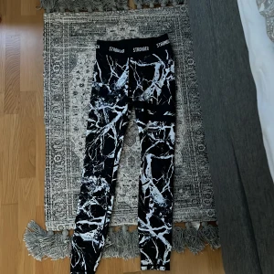 Stronger träningstights  - Väldigt bra skick, använda ett fåtal gånger. Mjuka och sköna i kvaliten. 