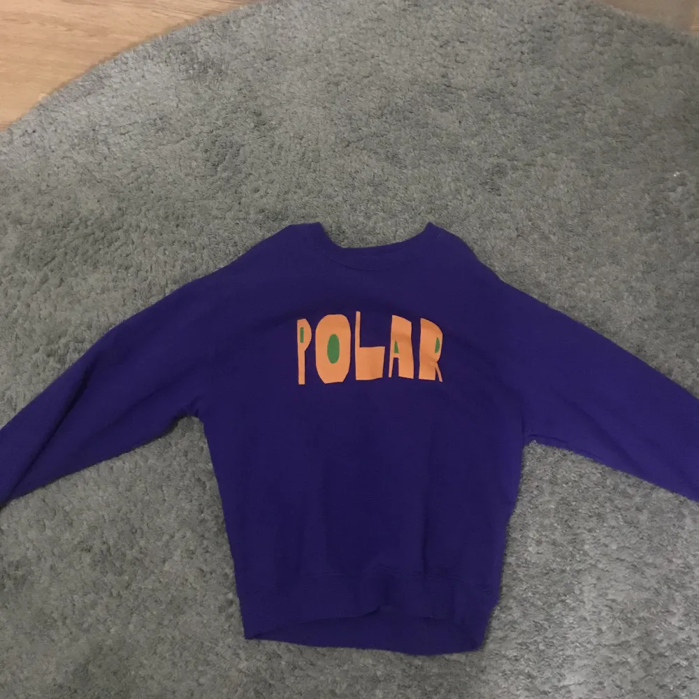 Oversized Sweatshirt från polar skate co. Lila med orange text. Storlek ca men passar som s. I toppskick, använd 1 gång pga att den var för stor.. Tröjor & Koftor.