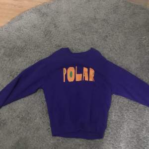 Oversized Sweatshirt från polar skate co. Lila med orange text. Storlek ca men passar som s. I toppskick, använd 1 gång pga att den var för stor.