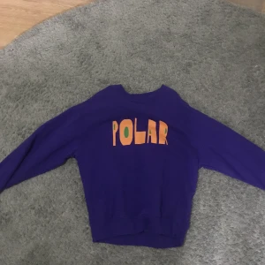 POLAR SKATE CO SWEATSHIRT - Oversized Sweatshirt från polar skate co. Lila med orange text. Storlek ca men passar som s. I toppskick, använd 1 gång pga att den var för stor.
