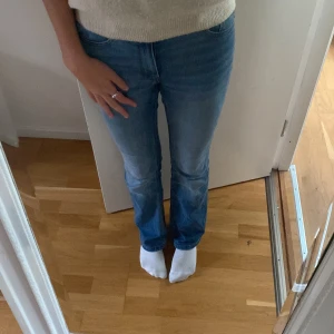 Utsvängda midrised jeans  - Snygga utsvängda jeans som endast har används 2 gånger, perfekt skick, till försäljning!