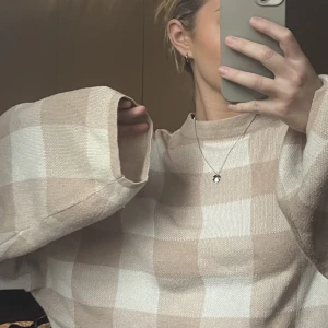 Beige & vit tröja - Jättemysig tröja i beige och vit! 💕