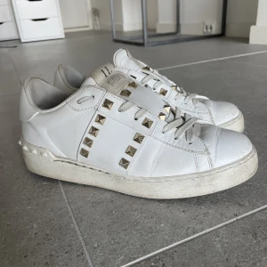 VALENTINO ROCKSTUD UNTITLED SNEAKER  - Säljer mina valentino rockstud untitled sneakers. Köpta för ca 1 år sedan. Nypris ca 8000kr. Säljer för 1500kr pågrund av lite slitmärkem på skorna (se bilder). Storlek 36,5.💓💓🙌🏽🙌🏽Möts upp i Göteborg, Hovås, nya Hovås🚨‼️   