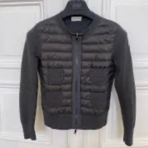 Byter/säljer Moncler cardigan - Säljer eller byter helst min Moncler cardigan mot en annan i storlek M.  Helt äkta, lappar finns kvar , köpt på Jackie och kod finns att scanna in till monclers hemsida. Inga defekter - som ny. Storlek S Vid sälj- 5000kr