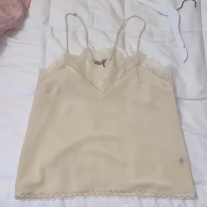 Linne  - Säljer detta jättesnygga linne från stella Nova. Köpt för ca 900kr och är i nyskick!🩷 