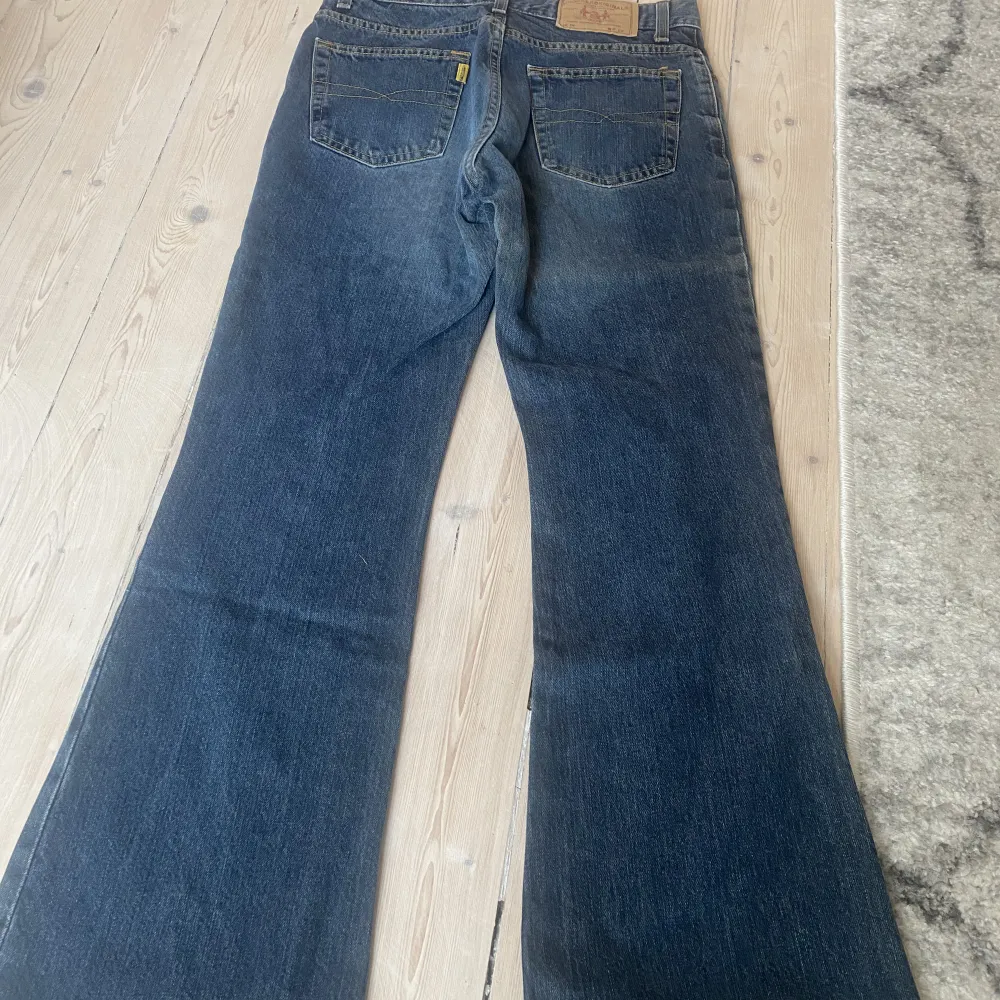 As coola lågmidjade jeans som jag inte har använt då de är för stora!🙏🏼💋. Jeans & Byxor.