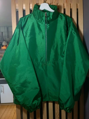 Polar Ripstop vindjacka - Jacka från Polar I slitstarkt vattenavvisande Rip stop material. Storlek M men funkar även på en som vanligtvis bär L.  Använd Max 2ggr 