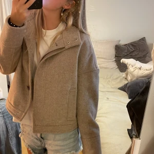 Kappa - Säljer nu min beiga korta kappa strl M från Vero Moda, ALDRIG ANVÄND💗 kontakta vid fler frågor och funderingar! Fraktar mot köparens bekostnad samt möts upp stockholm.