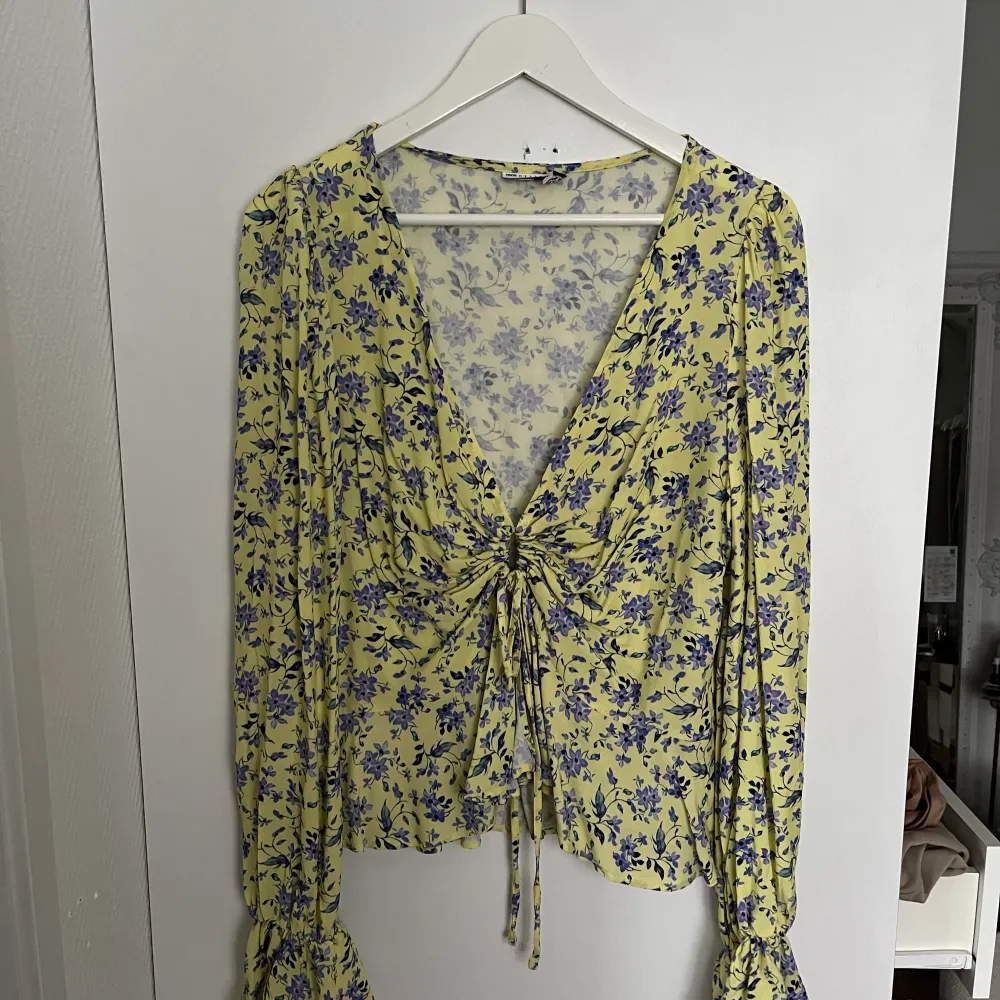 Floral tie front blouse from ASOS - key hole detail, bell sleeves and cute floral print. Selling as I don’t wear it any longer. Only worn a couple of times, new condition.. Blusar.