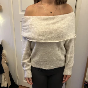 Två pack stickade! - Köp dessa två stickade tröjor tillsammans för ett ännu billigare pris! Bild 1 och 2 hör ihop. Bild 3 är en stickadtröja från Gina. Båda i stl S💓