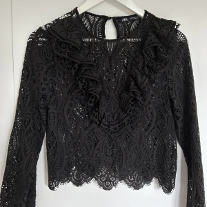 Topp - Säljer den här supersnygga toppen köpt på Zara, i stl Xs. Använd några fåtal gånger, men i superbra skick.😍😍