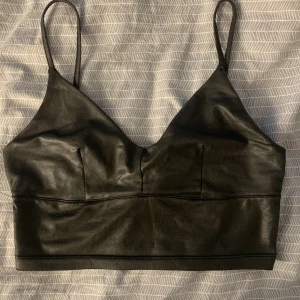 Svart läder topp - Kort svart topp