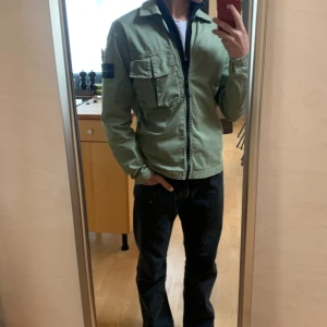 Stone island overshirt  - Säljer nu en helt ny Stone island overshirt som är köpt från nk, har använt den en gång, den är i storlek (S) och ny priset är 4500 mitt pris 3500