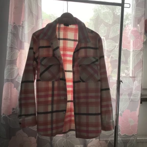 Kappa  - Kappa med rutigt mönster. Den är i strl xs men är ganska oversize.  Jätte bra skick, den är bara lite luddigt på framsidan.🌸