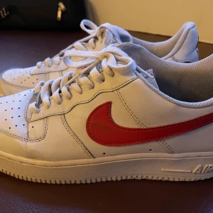 Nike Air Force 1  - FYND  Lätt slitna men hyfsat välvårdade. Vänster sko har litet hål på sulan. Vid snabbt köp kan priset diskuteras 