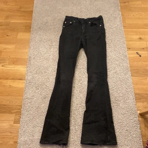 Jeans  - Ett par jätte snygga jeans  som är i ett väldigt bra skick . 