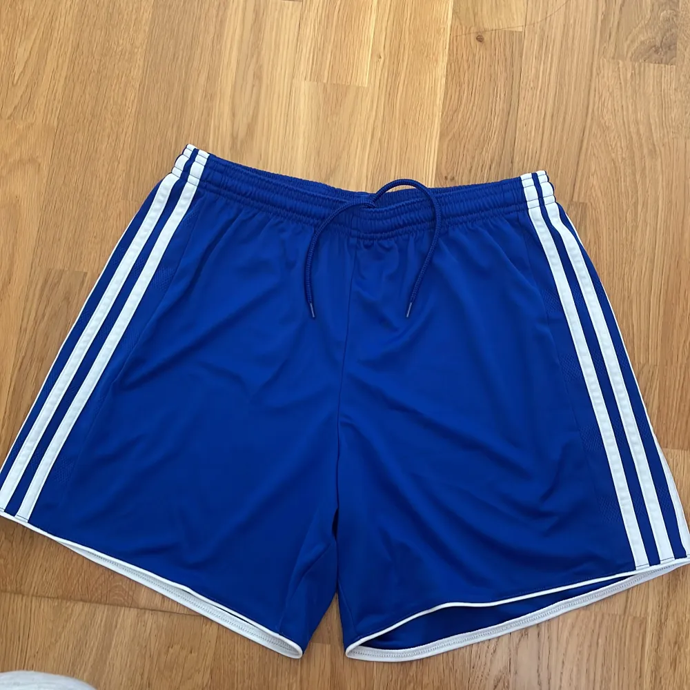 Snygga Adidas shorts . Shorts.