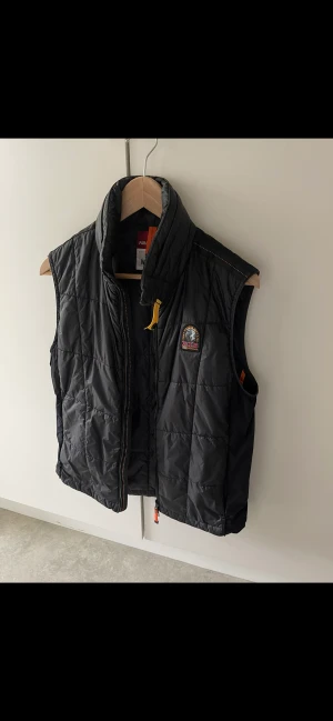 Parajumper väst - Säljer min pjs väst köpt från Länna Sport Använd fåtal gånger 