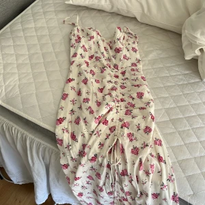 zara klänning  - så söt zara klänning köpt förra vår/sommaren storlek XS💓💓