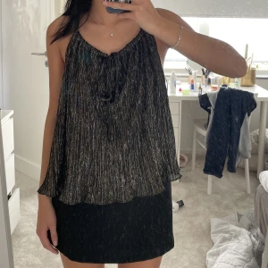 ZARA topp - Säljer nu denna fina skimriga topp från ZARA! Använd ett fåtal gånger men kommer tyvärr inte till användning.