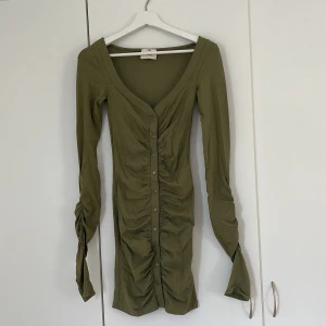 Klänning  - En grön klänning från A-dsgn, i nyskick i storlek xxs.