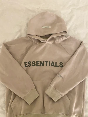 Essentails hoodie mörkgrå M/L🖤 - Denna beställdes i fel storlek, då det var struligt att skicka tillbaka behöll jag den men vill nu sälja den!
