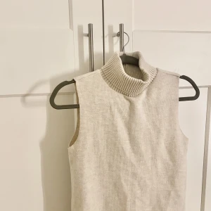 Zara linne med krage - Ett benvitt/beige linne med krage från zara!🤍