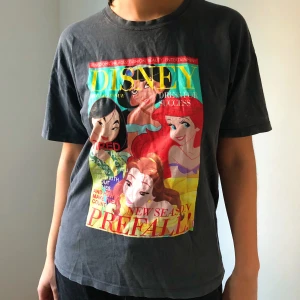 T-shirt  - T-shirt med disney tryck på! Lite skrynklig på bilden så skriv för fler bilder. 