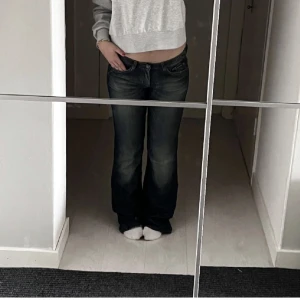 lågmidjade calvin klein jeans - säljer dessa snygga lågmidjade jeansen! köpta på plick men dom va lite för stora så säljer vidare. ascool färg också!! (förra säljarens bilder)