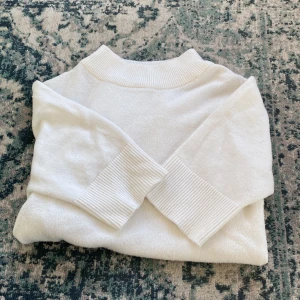 Trekvartsärmad tröja  - Säljer min trekvartsärmade tröja från Vila. Den är i en större storlek men passar mig perfekt som har storlek xs/s. Skickar fler bilder om det önskas. 💕