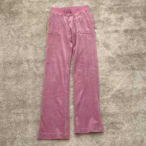 Dessa juciy couture byxor är i en härlig rosa färg. De är i ett väldigt bra skick då de bara används ett par få gånger! Inga skador och ser ut som nya. Storlek är xxs. De passar dig som är 150-160 cm lång! De har inte används på ett tag. 